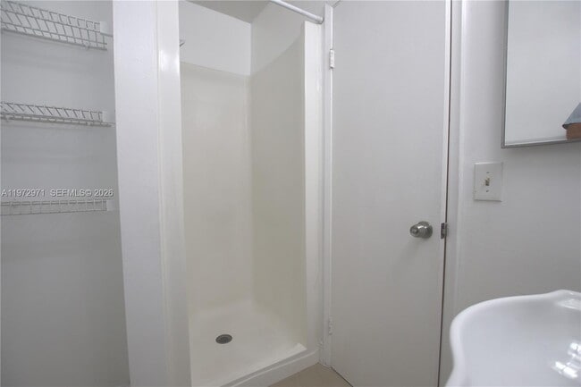 Building Photo - 690 W Park Dr