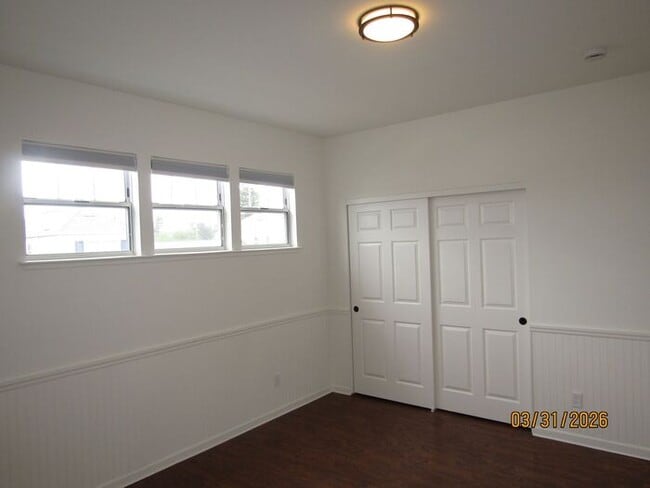 Building Photo - Beautifully updated single family house available NOW! $3,000 per month