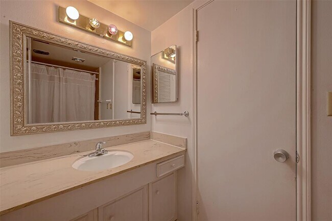 Building Photo - 642 S Ripple Creek Dr