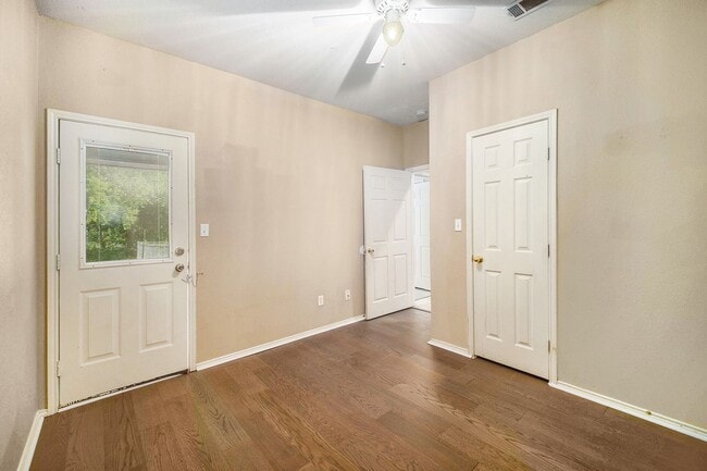 Building Photo - Beautifully Crafted 3 bed 2 bath duplex lo...