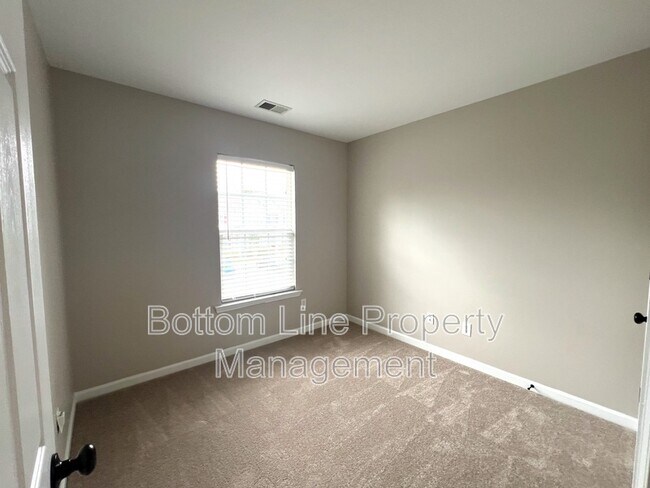 Building Photo - 3279 Mannington Dr