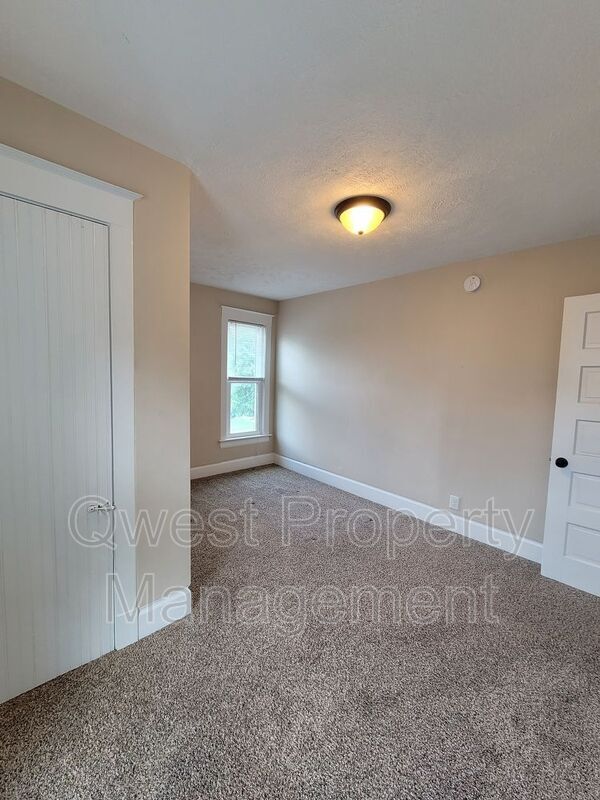 Building Photo - 932 Crescent St NE