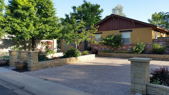Primary Photo - Lovely 2 bed, 1 bath House Near Old Town F...