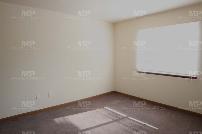 Building Photo - 520 S Howes St