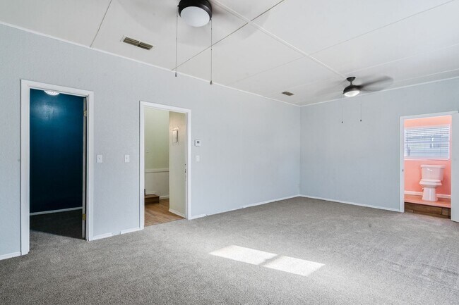 Building Photo - Vacant