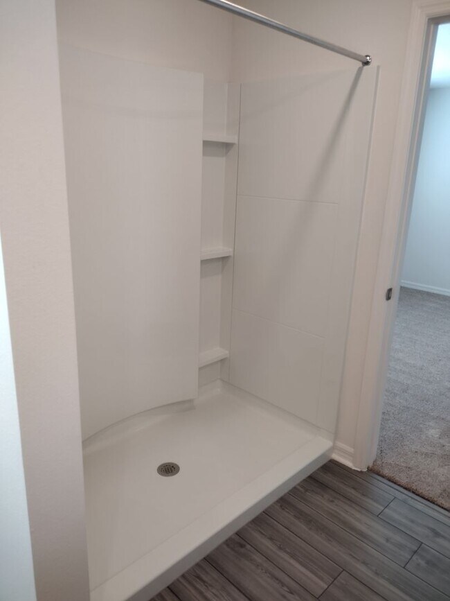 Building Photo - Beautiful 4 bedroom 2.5 Bathroom House For...