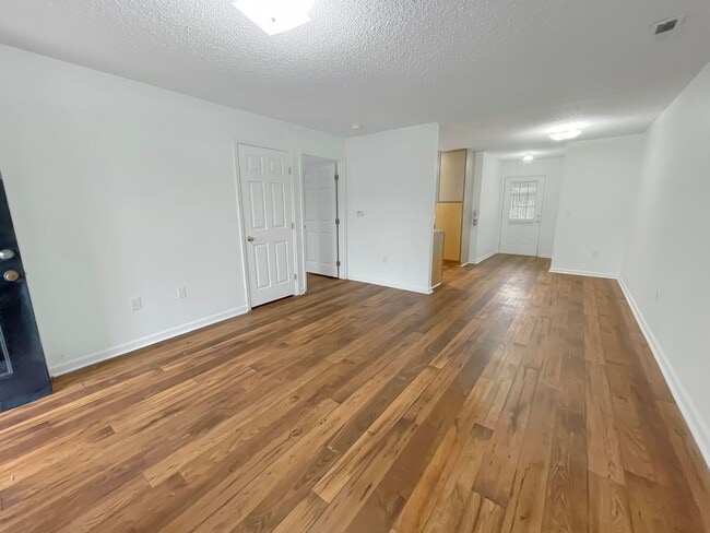 Building Photo - Single Level Home************Beautiful 1 Bedroom Villa************Brick Building