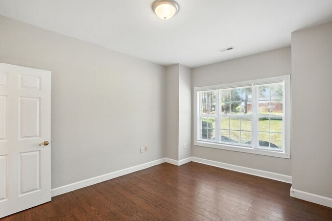 Building Photo - Move-in Ready: 2 Bedroom Condo!
