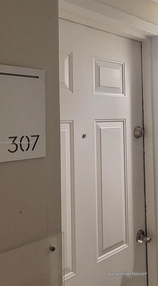 Building Photo - 540 Brickell Key Dr