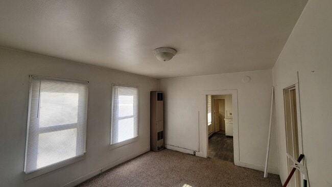 Building Photo - Great 1 bed 1 bath lower level unit in Duplex!