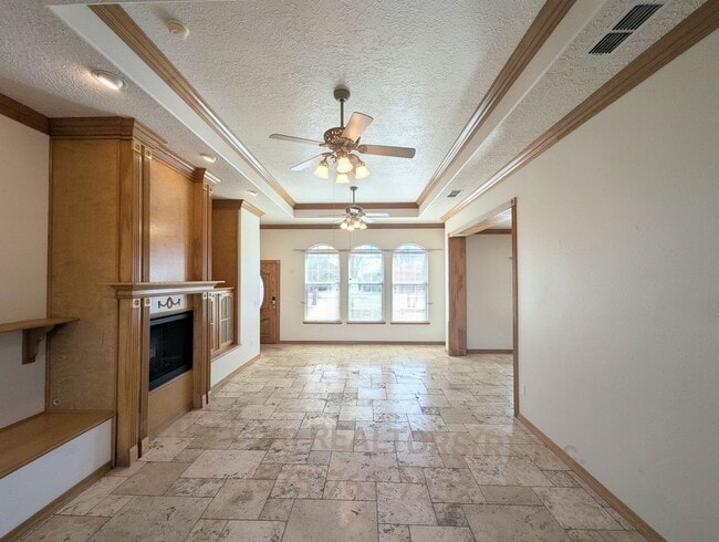 Building Photo - Luxurious Relaxation in Raintree