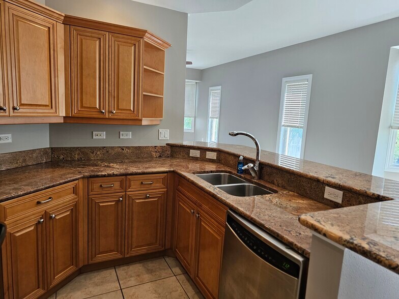 Kitchen with granite countertops - 8111 Lakewood Main St