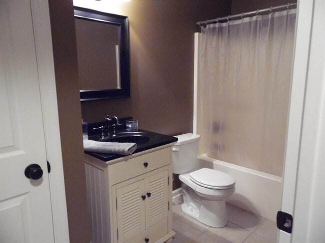 Building Photo - 1305 Amherst Dr