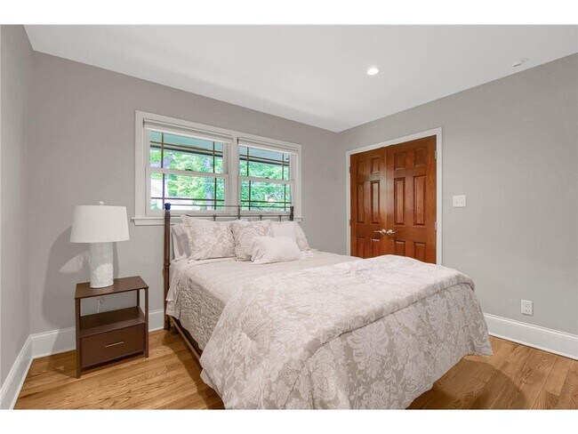 Building Photo - 3465 Deephaven Ave