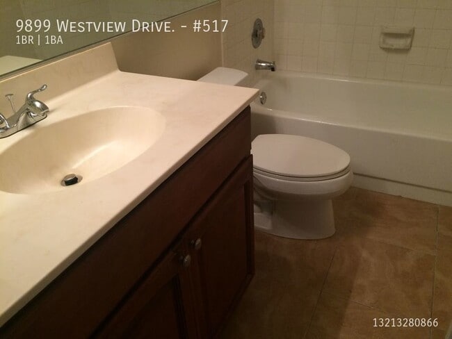 Building Photo - 9899 Westview Dr