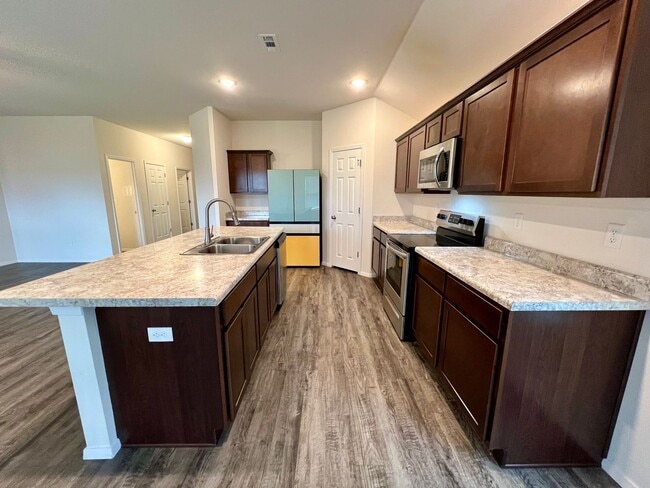 Building Photo - 8109 Dogwood Dr