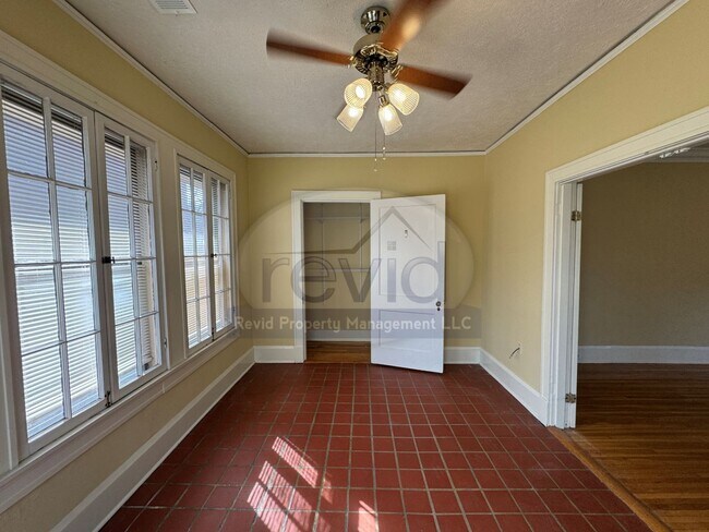 Building Photo - MALLORY 255