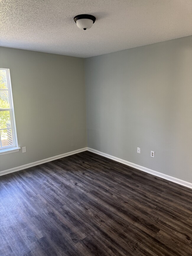 Building Photo - 1664 Lipscomb Rd E