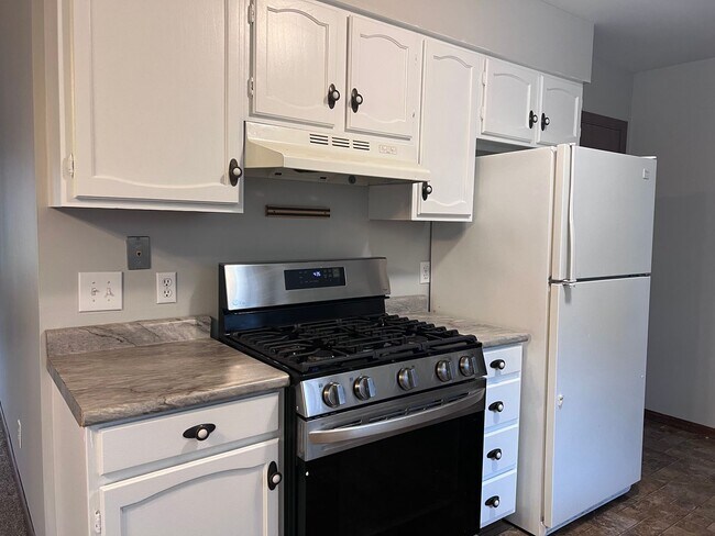 Building Photo - Three Bedroom Duplex in Rockford!