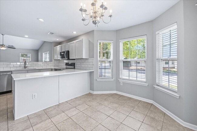 Building Photo - Cute, Convenient Townhome!