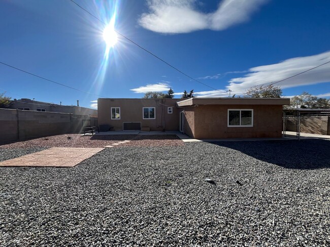 Building Photo - Spacious 2 Bedroom 3 Bathroom Home In ABQ!