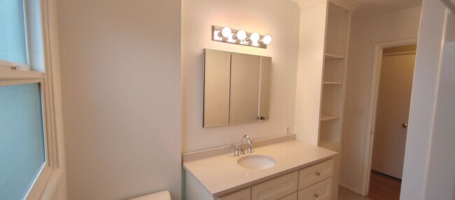 Building Photo - Darling Updated 3 Bedroom Ranch Located a Block from Glenwood City Park and Just a few Blocks fro...