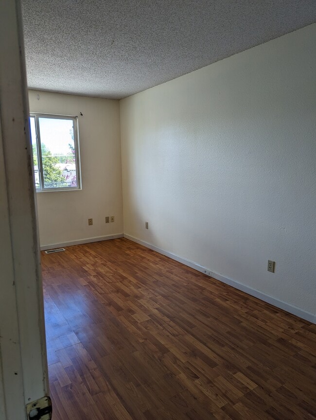 Building Photo - 1415 Boswell Dr
