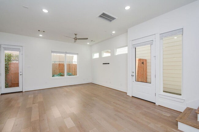 Building Photo - 310 Cyclamen St