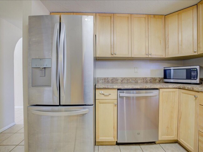 Building Photo - 3 Bedroom 2 Bathroom