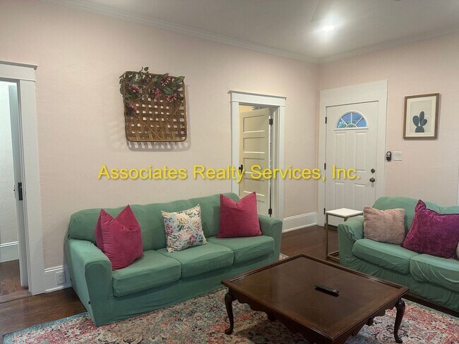 Building Photo - Totally Remodeled Vintage Home - FULLY FURNISHED!!!