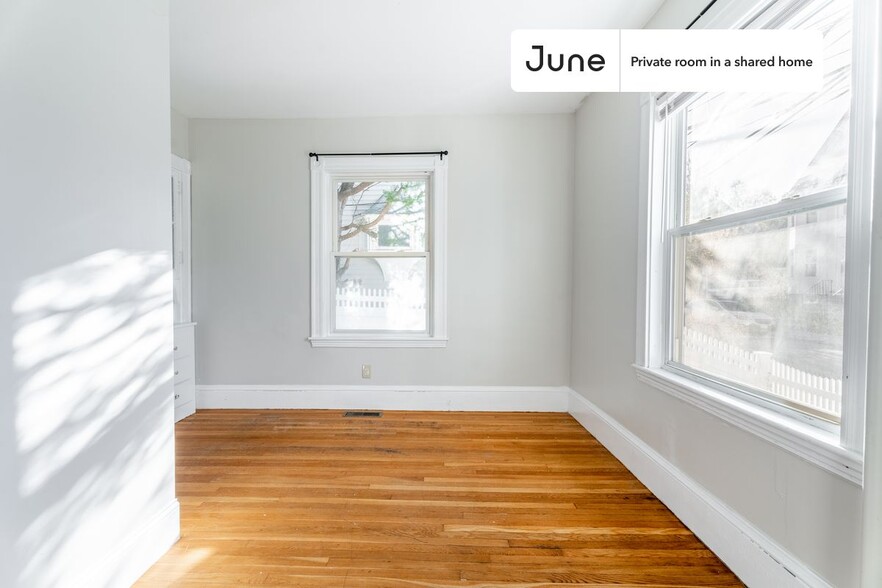 Building Photo - Private bedroom in 3 bed/1 bath Home