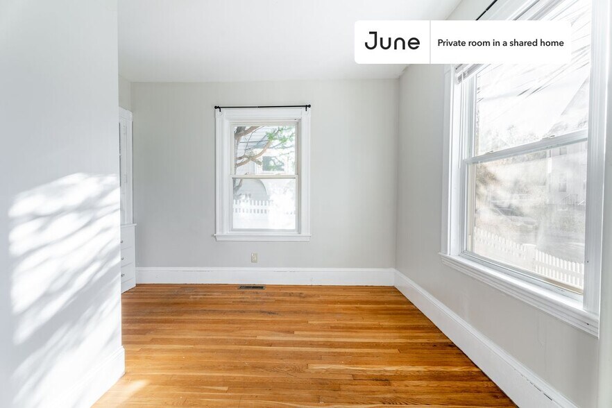 Building Photo - Room in Shared 3 bed/1 bath home