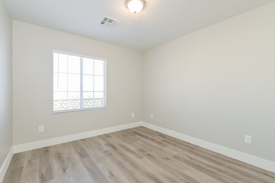 Building Photo - 697 Fragrant Sage Ct