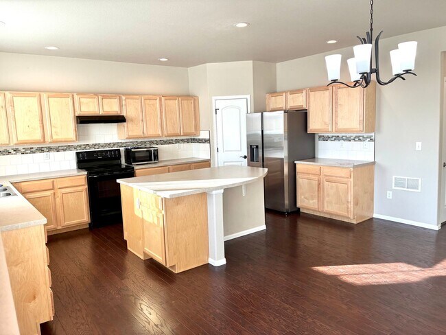 Building Photo - Beautiful 4 Bed/3 Bath West Greeley Home – Spacious Lot & Great Location! Free February Rent! Mov...