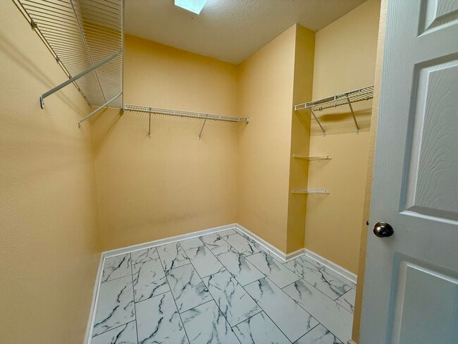 Building Photo - 5997 Ridge Lake Cir