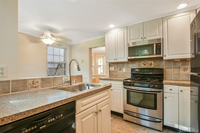 Building Photo - 806 Pelhamdale Ave
