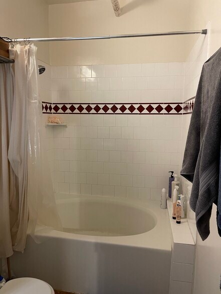 Building Photo - 312 W 5th St