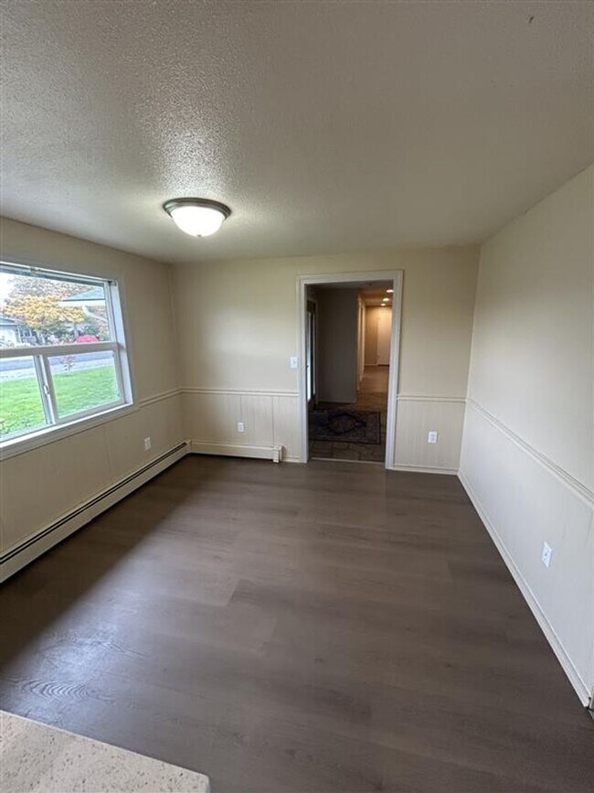 Building Photo - 209 E 3rd St