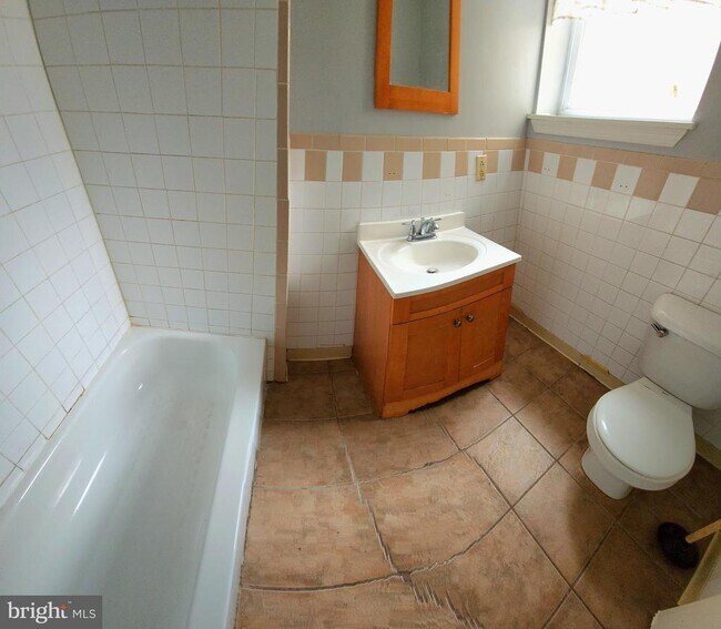 Building Photo - 1704 W Diamond St