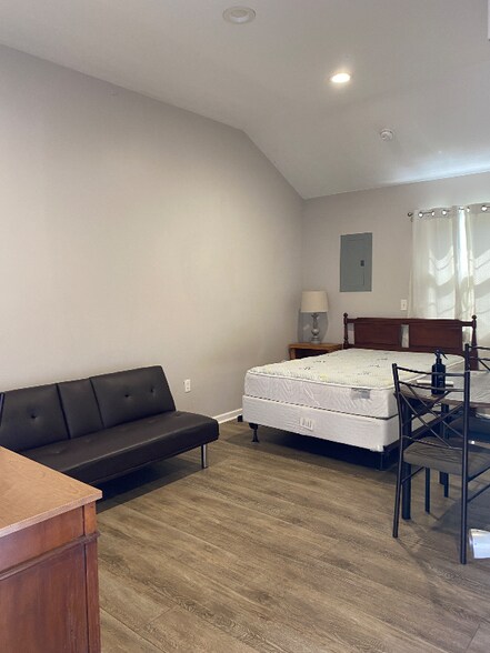 Building Photo - 1421 N Main St