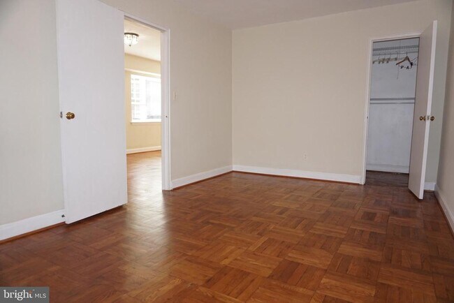 Building Photo - 1322 Fort Myer Dr