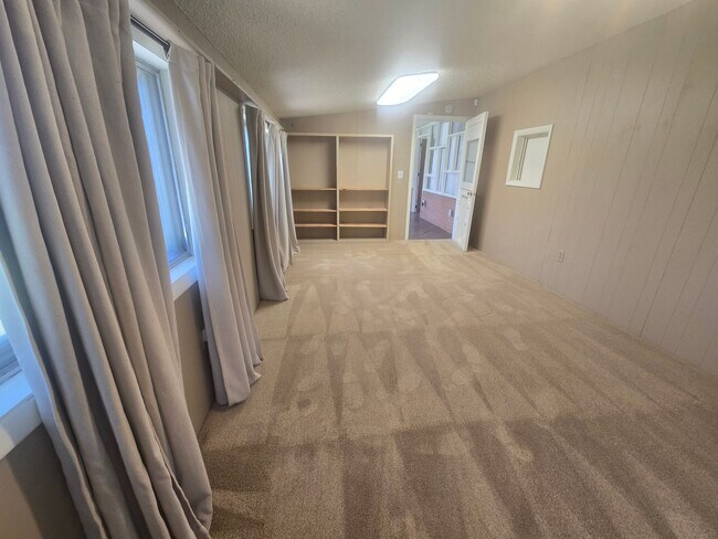 Building Photo - Rural 3 Bedroom Home in Fort Collins with Attached Garage and HUGE Yard Now Available! NO HOA!
