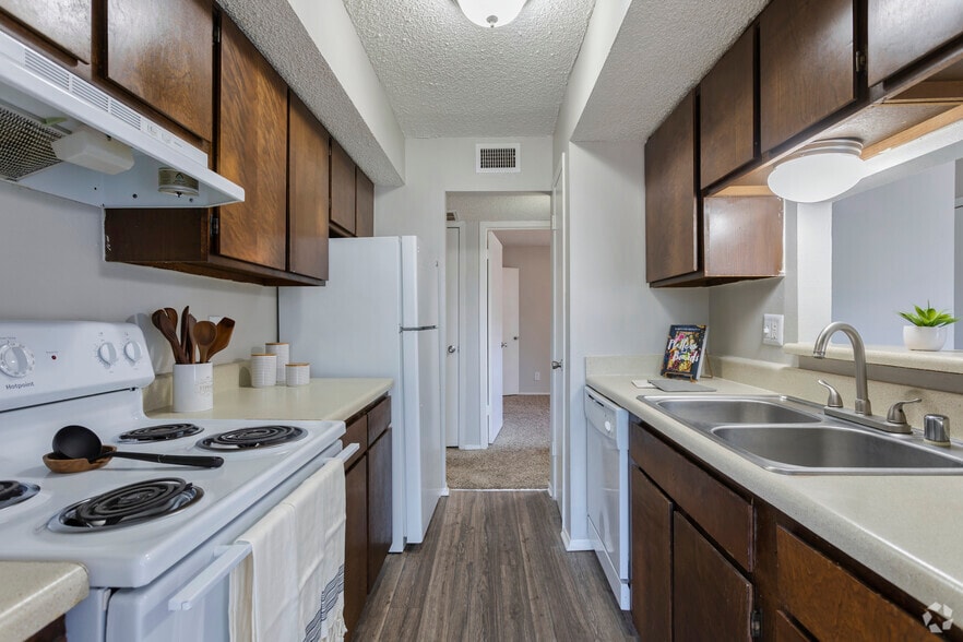 2BR,2BA - 911SF B2 - Kitchen - ReNew Hyde Park