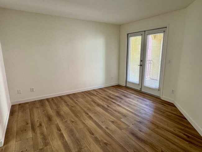 Building Photo - Renovated 2-bedroom 2-bathroom condo in th...