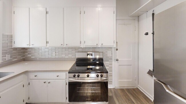 Primary Photo - Charming Upstairs Unit - Steps from Habers...