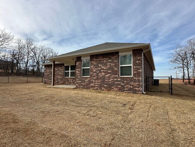 Building Photo - Beautiful 3 bedroom, 2 bathroom on 1.46 ac...