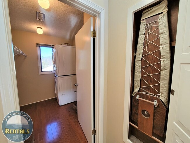 Building Photo - 1/1.5 Townhome located near Boone Golf Course!