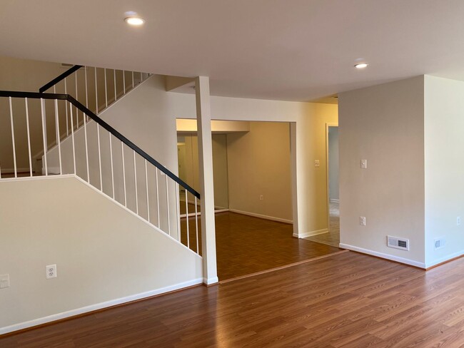 Building Photo - Gorgeous 3 Bedroom Townhome in Columbia!