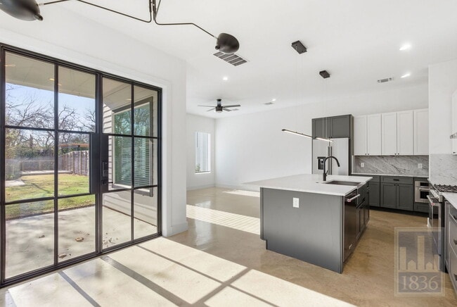 Building Photo - 4701 Sara Dr