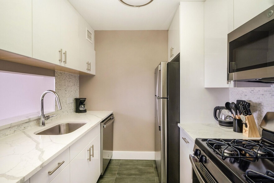 Building Photo - 179 E 94th St